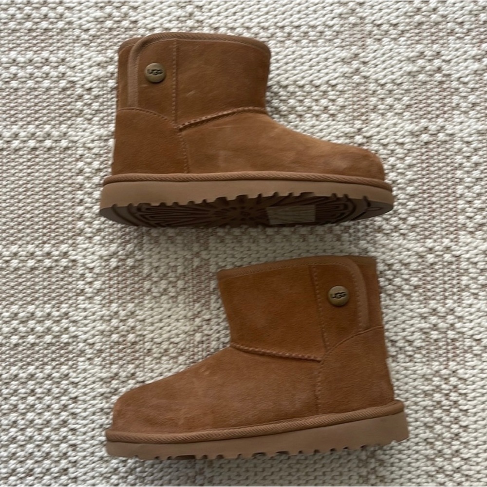 NWOT Ugg button short boots size 12